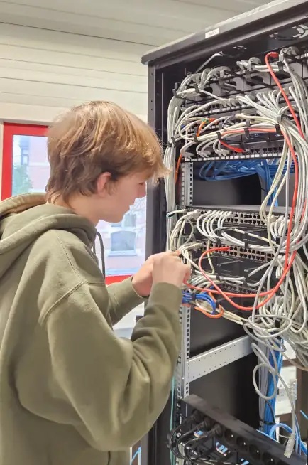 Aan het werk in de patchkast.